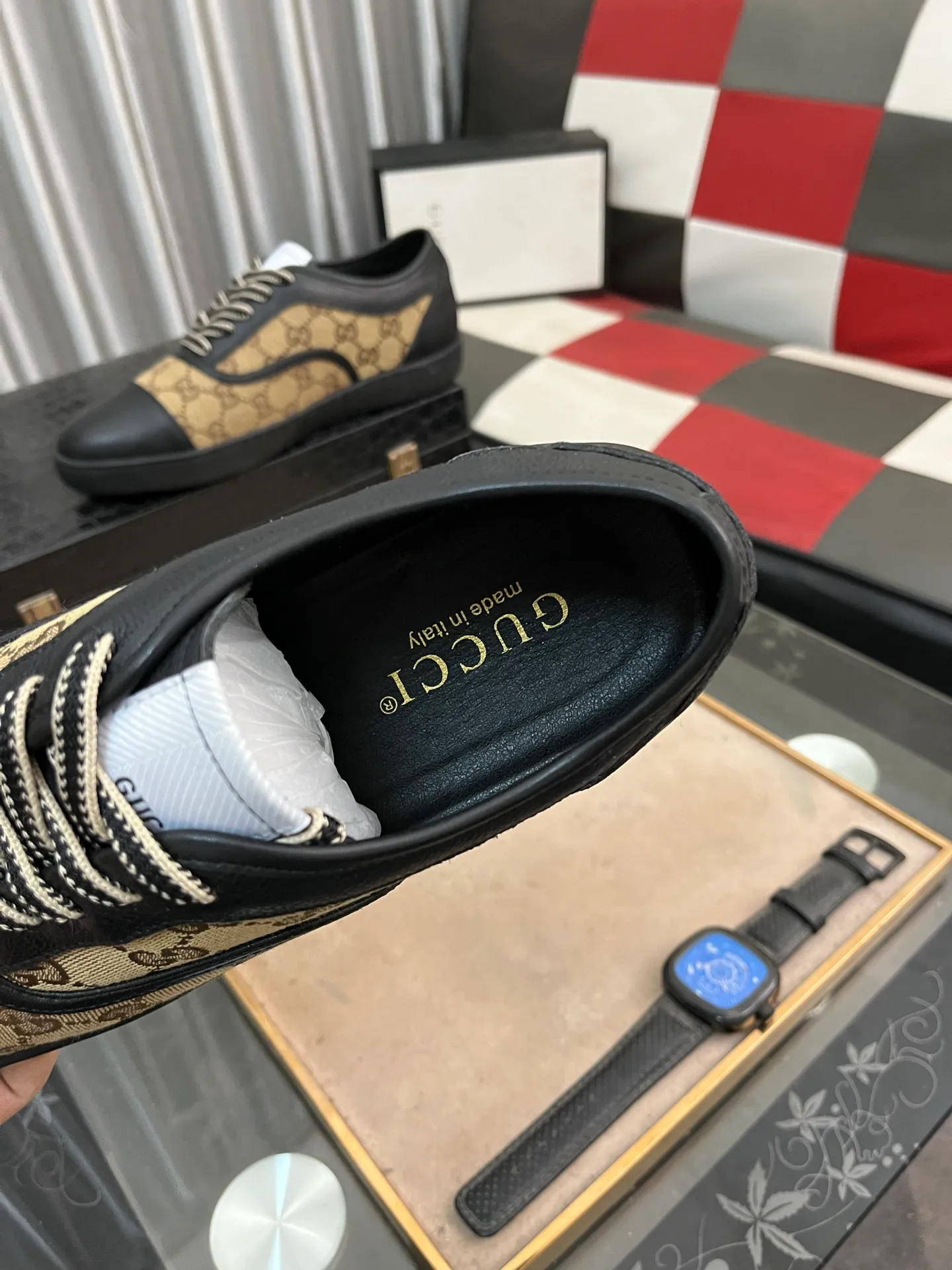 Men's shoes💰400⌚️⌚️[GUCCI] Gucci men's casual shoes are absolutely popular🔥The ultimate matching item for trendy men! The charm of super texture is unstoppable. This is the main recommendation. The upper is made of high-quality cowhide, with pig lining feet and wear-resistant rubber sole. It is noble and elegant! Extremely comfortable🎁🎁You can be as handsome as you want💪 Available in sizes 38-44 and 4️⃣colors available